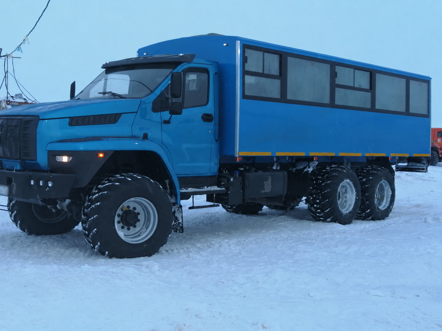 Вахтовый автобус УРАЛ NEXT на шинах Бел-91 с односкатной ошиновкой